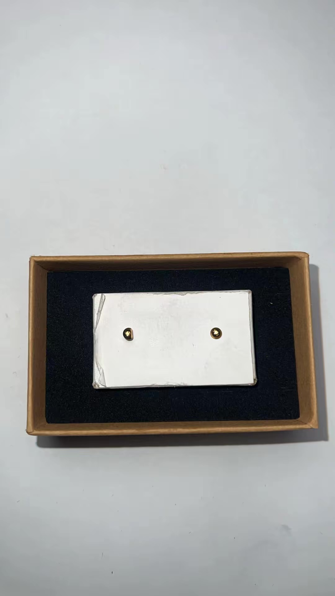 Elegant 21K Stud earrings - Image 3