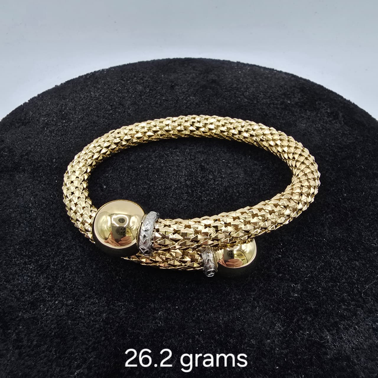 An 18K Gold Timeless Bangle for Every Occasion 26.2 Grams Elegant and Versatile Jewelry Piece